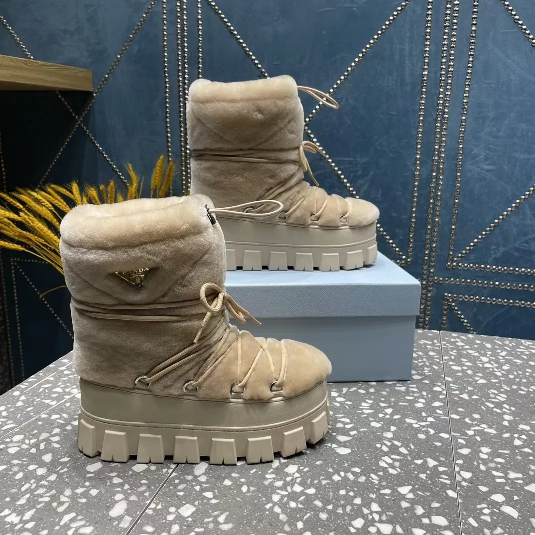 👟👟Ex-factory price 700👟👟 The highest version on the market, Prada's king style, snow boots, ski boots, chubby, so cute and cute →_→ From the Prada limited series, unique. Shiny nylon Oblique upper with criss-cross straps for an ideal fit. The boots are made of technical fabric and have a short-cut version. They can be worn in the city or in the mountains. They make the calves slimmer, taller, warmer and have a concave shape. The boots and soles use the original waterproof effect. The size is 35-40. 41Customized